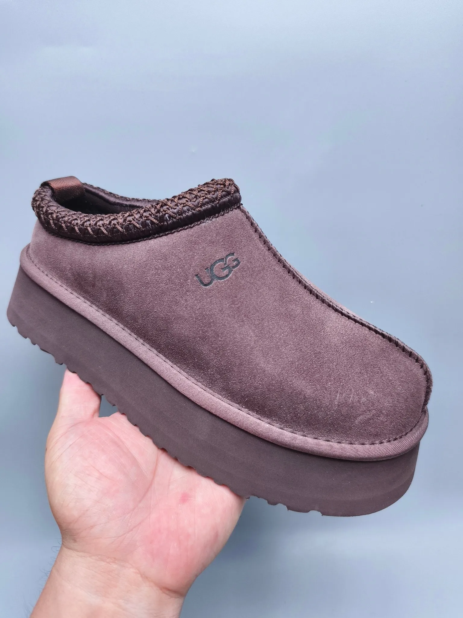 💰440 UGG sheepskin all-in-one snow boots 2553 co-branded national trend style thick-soled one-leg women’s snow boots🐾~ 🍭 A co-branded trendy item launched with well-known designer brands Feng Chen Wang and TELFAR. Zhou Dongyu & Wang Jiaer’s same style Fang Kete boots. The slip-on design makes it easy to put on and take off, and can be used indoors or outdoors. The exotic edging design is eye-catching, and it is definitely worth buying~ 🍭Material: cowhide➕sheep fur Outsole: rubber (light wing technology) 🍭Color: black, maroon, sand, dark green, light gray, chocolate, beige, walnut, brown, dark gray, red 🍭Number of codes: 35-42